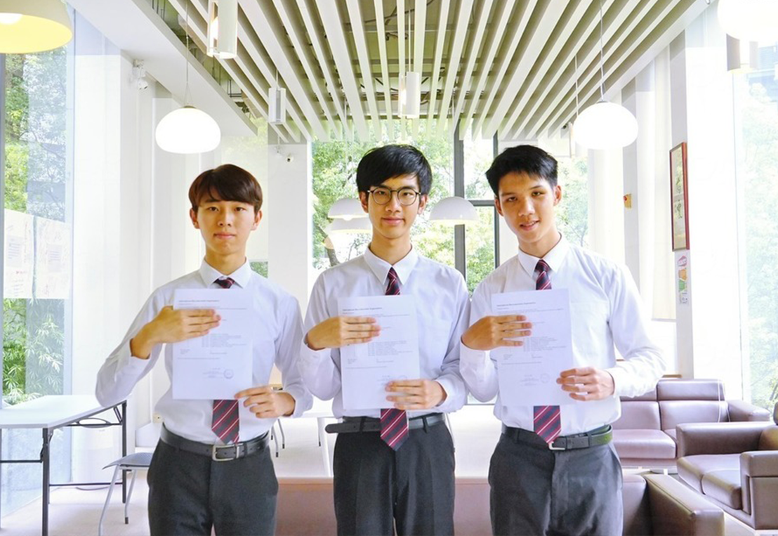 4-男拔萃25年IB狀元合影.png